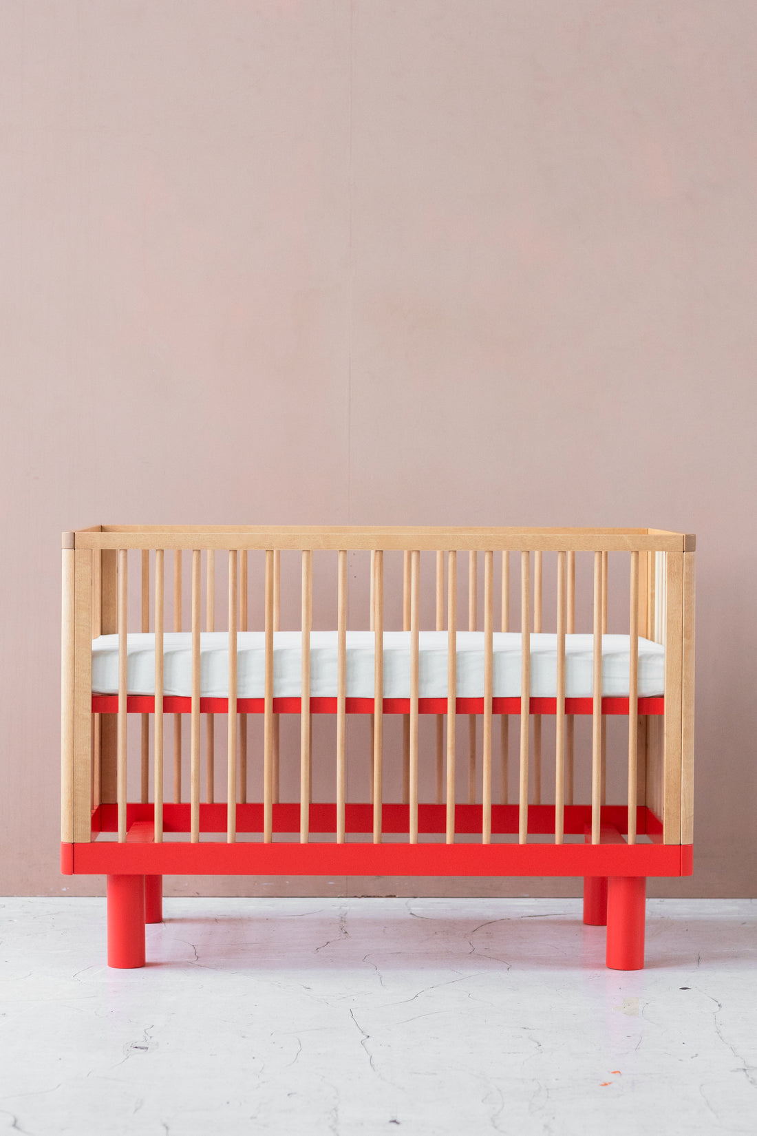 Nox cot in natural wood and red / ON PRE-ORDER. Estimated shipping date 07.04 - 10.04.