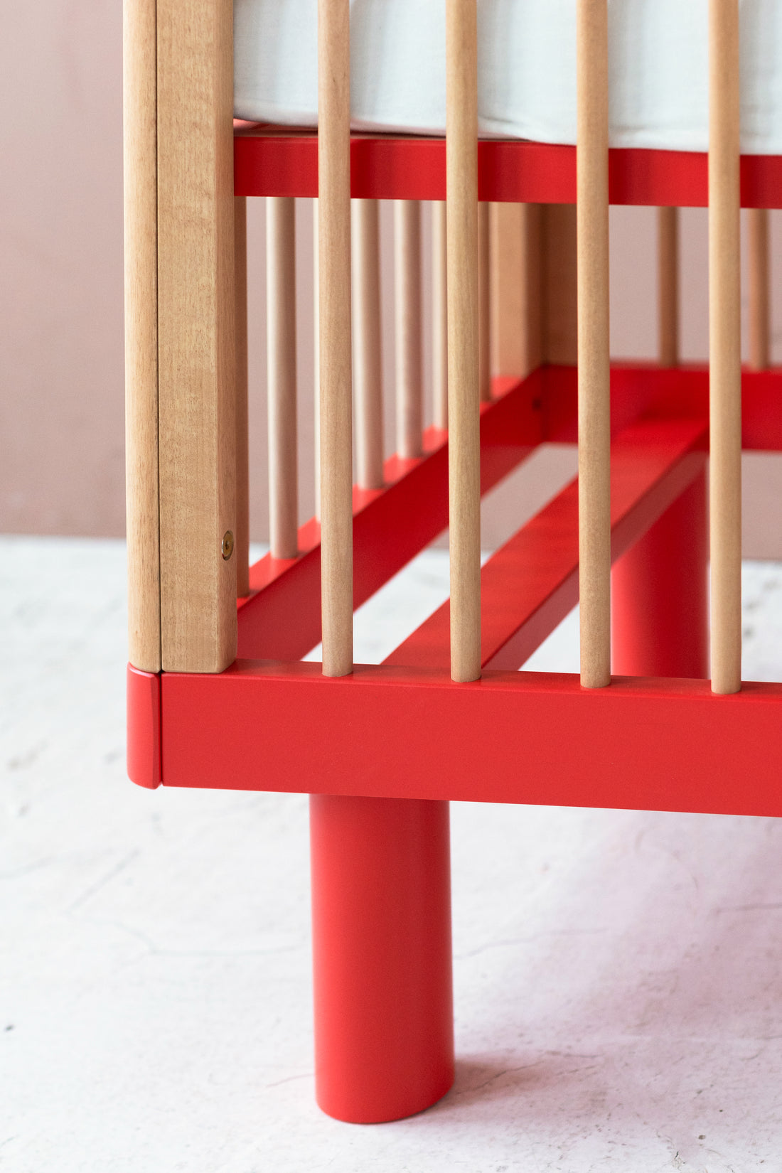 Nox cot in natural wood and red / ON PRE-ORDER. Estimated shipping date 07.04 - 10.04.