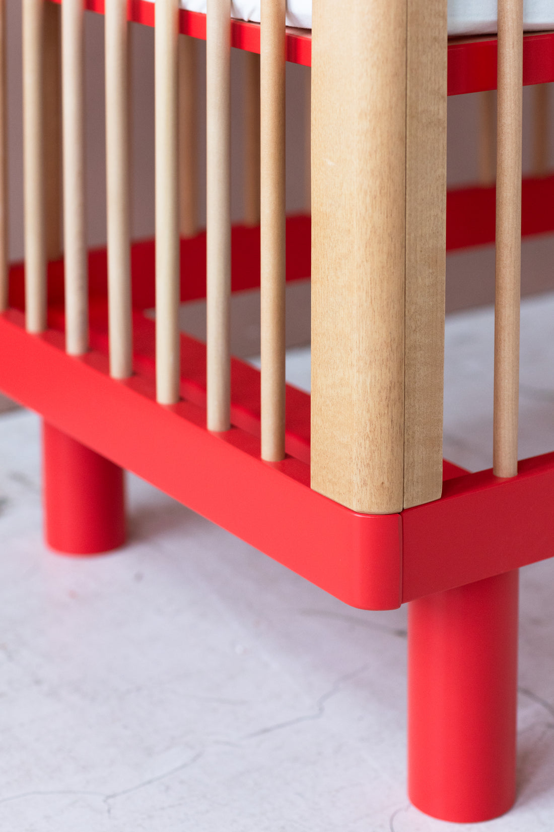 Nox cot in natural wood and red / ON PRE-ORDER. Estimated shipping date 07.04 - 10.04.