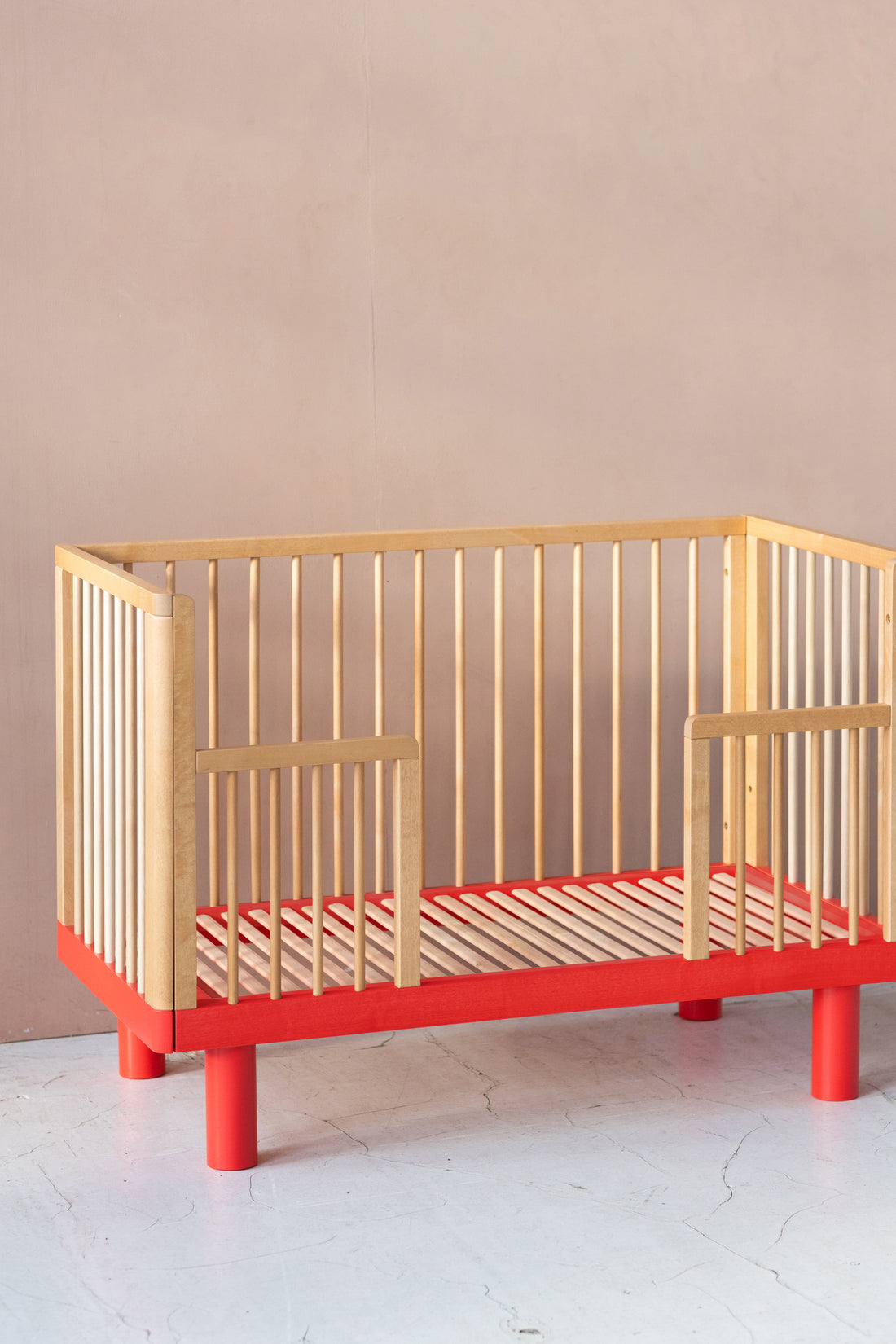 Nox cot conversion rail in natural wood and red / Made to order, production time 6 - 8 weeks