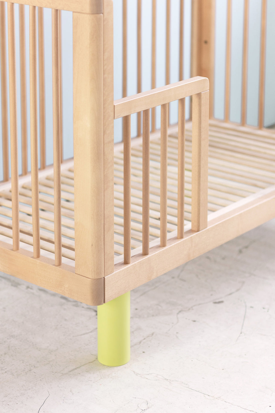 Nox cot in natural wood and yellow