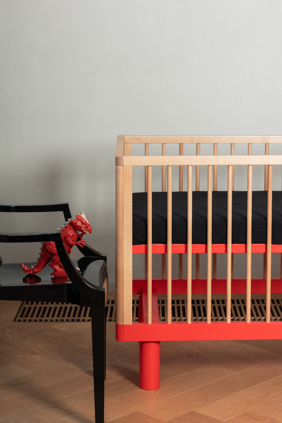 Nox cot in natural wood and red / ON PRE-ORDER. Estimated shipping date 07.04 - 10.04.