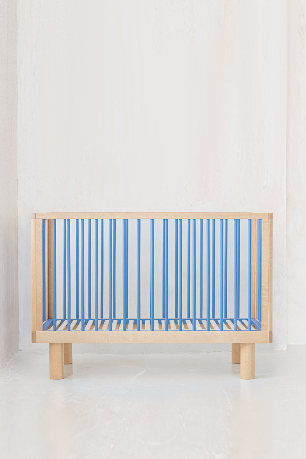 Nox cot in natural wood and blue + conversion rail in natural wood and blue / ON PRE-ORDER. Estimated shipping date 14th of May