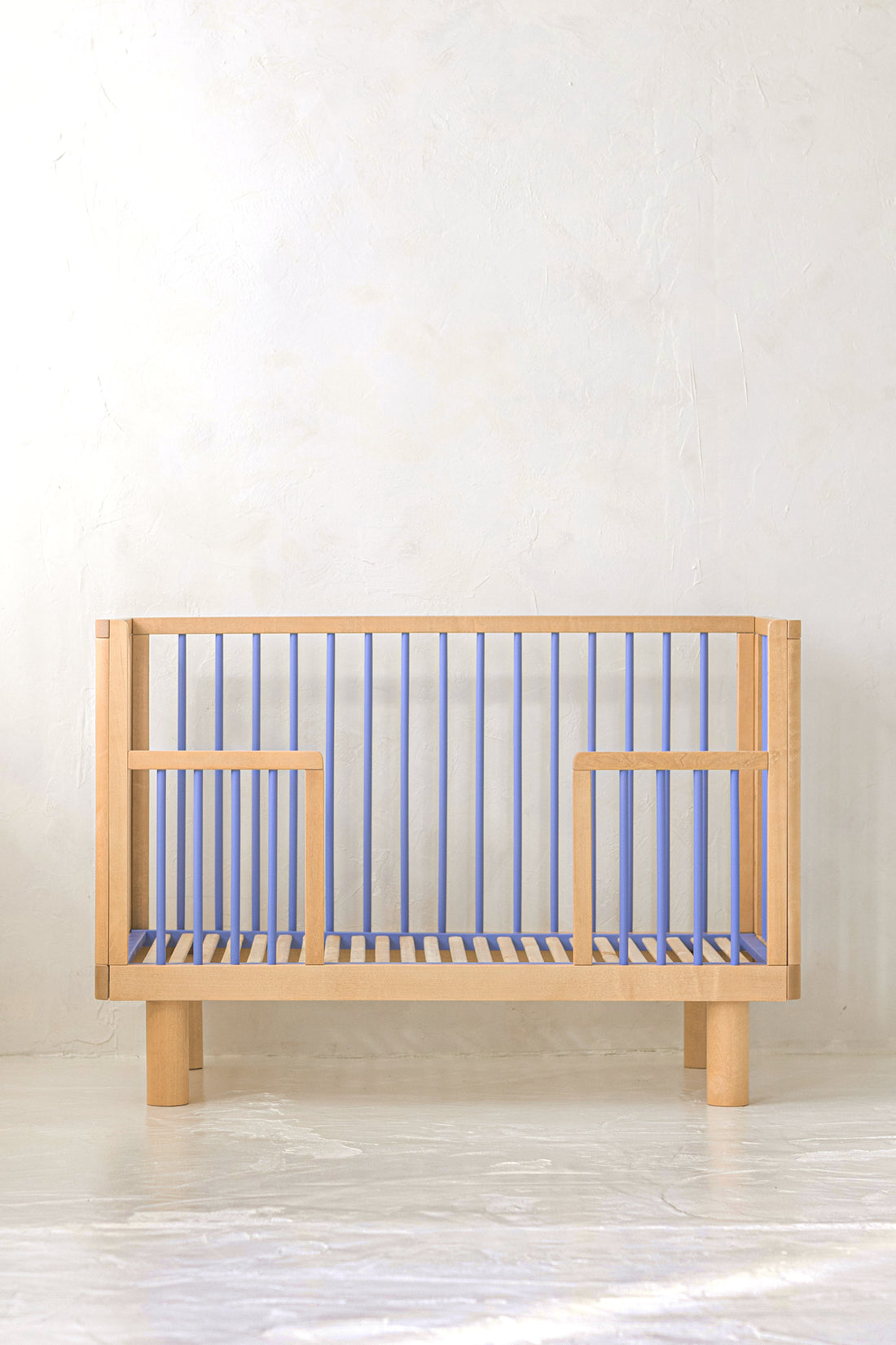 Nox cot conversion rail in natural wood and blue / Made to order, production time 6 - 8 weeks