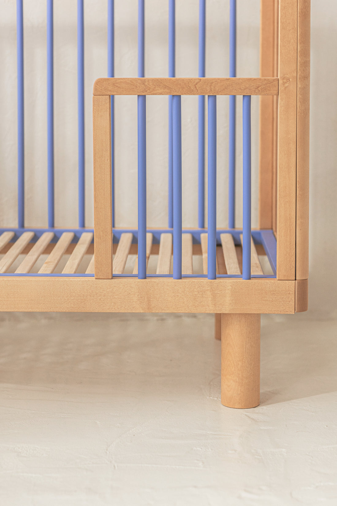 Nox cot conversion rail in natural wood and blue / Made to order, production time 6 - 8 weeks