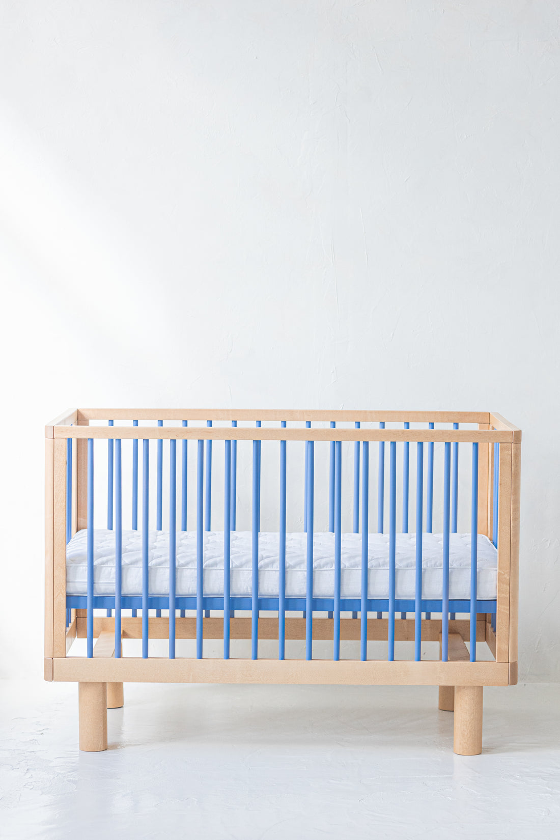 Nox cot in natural wood and blue / ON PRE-ORDER. Estimated shipping date 7th - 9th of May