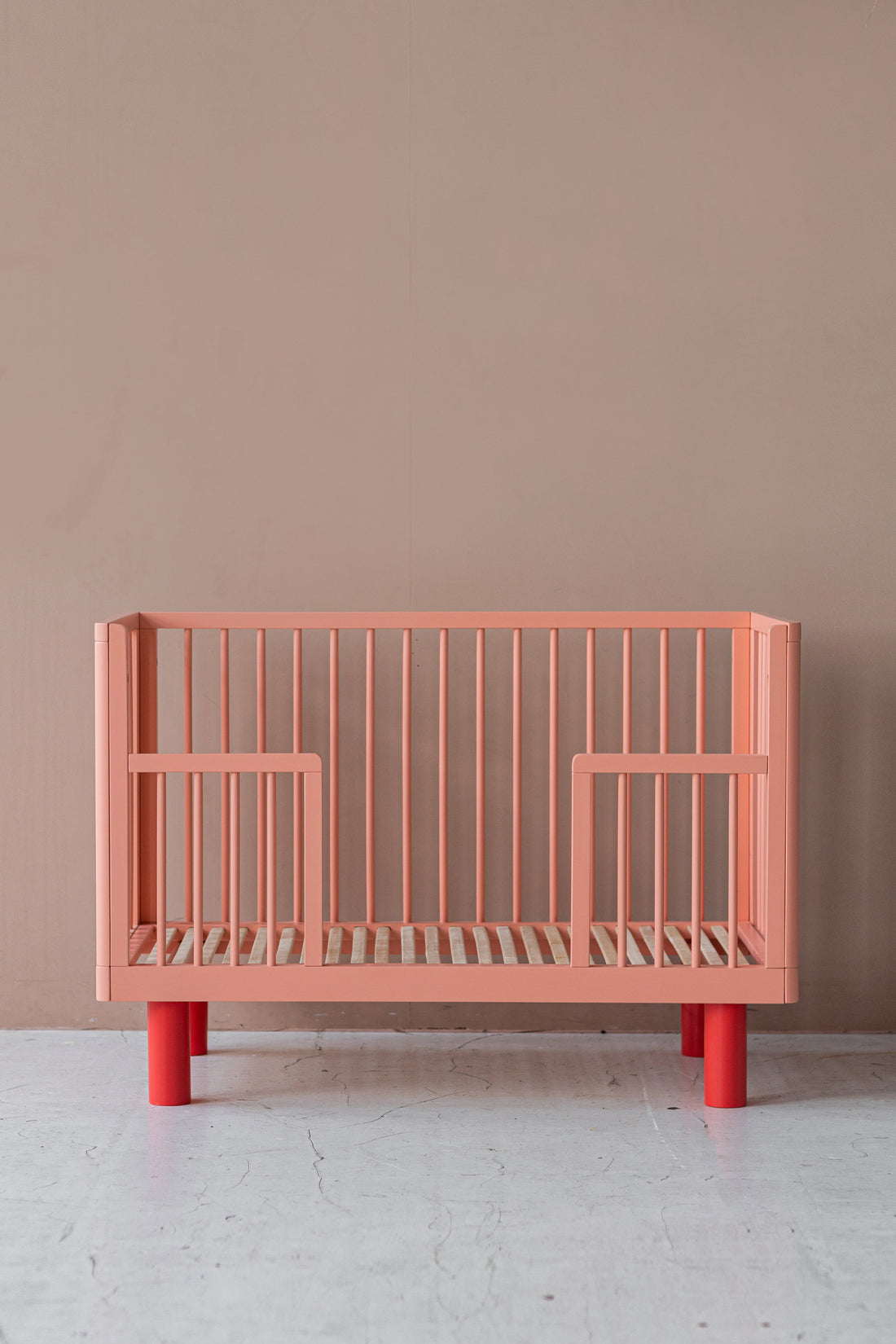 Nox cot in pink and red + conversion rail in pink