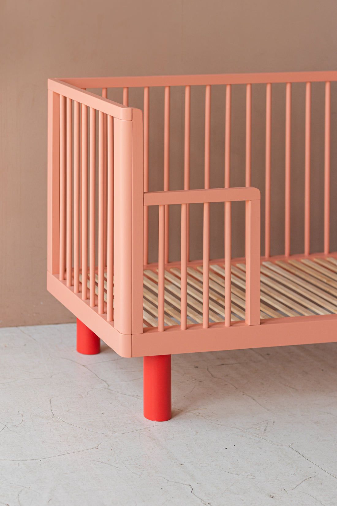 Nox cot in pink and red + conversion rail in pink