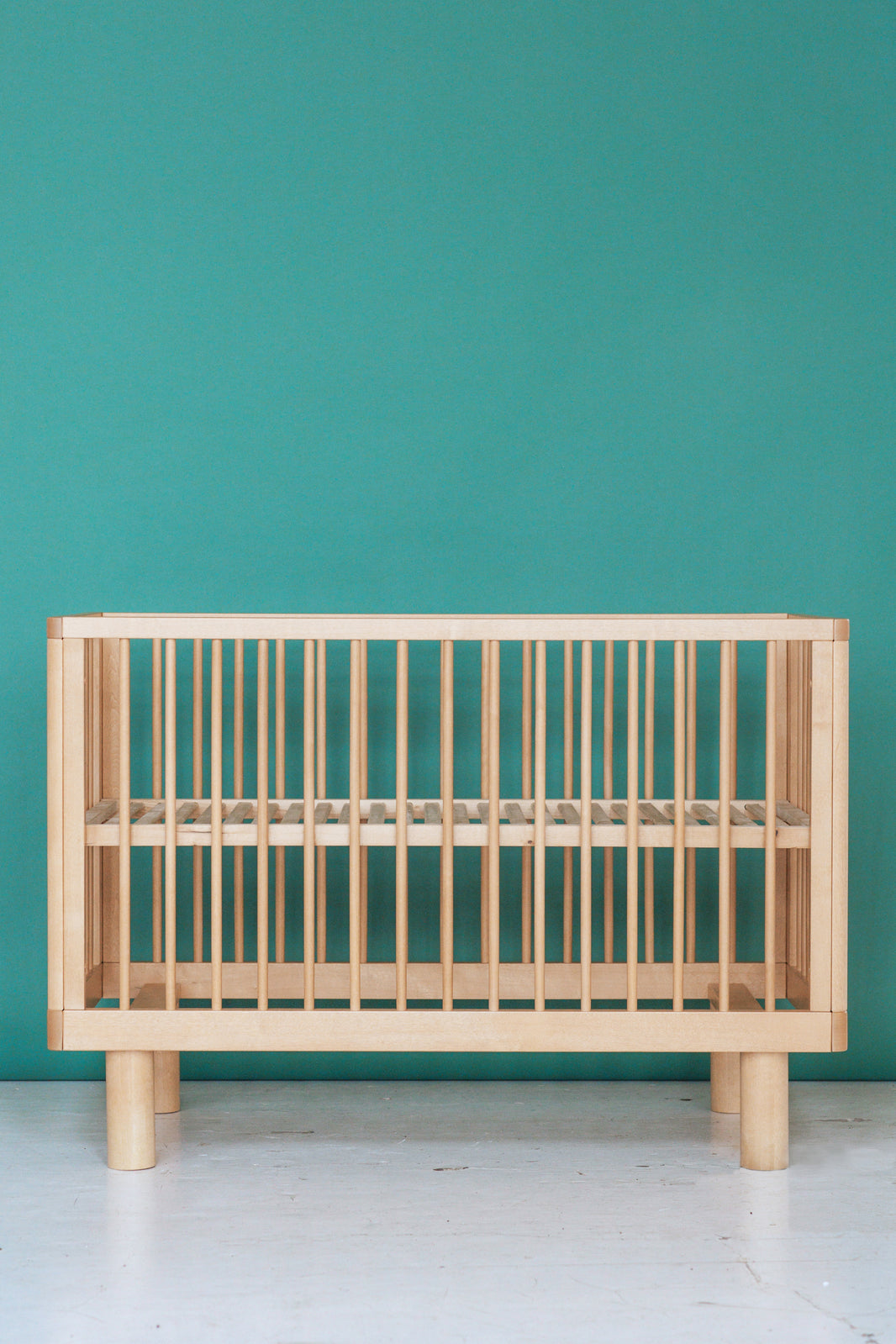 Colourful baby cots for little adventurers. – KARL & FRIC