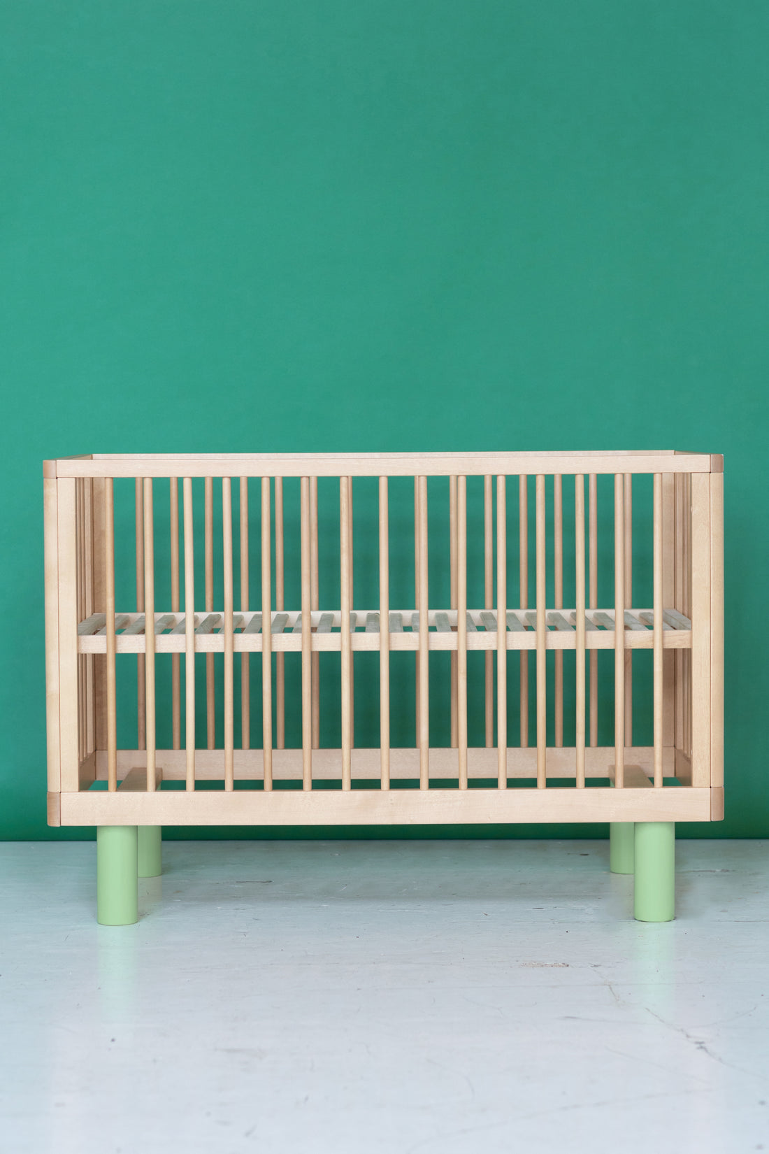 Nox cot in natural wood and green