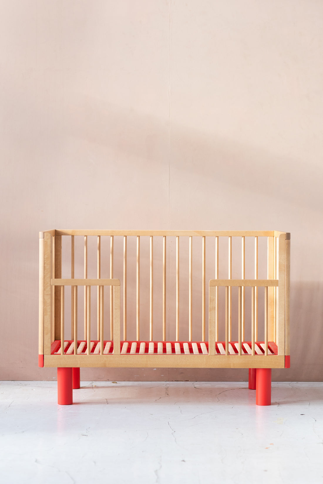 Nox cot in natural wood and red