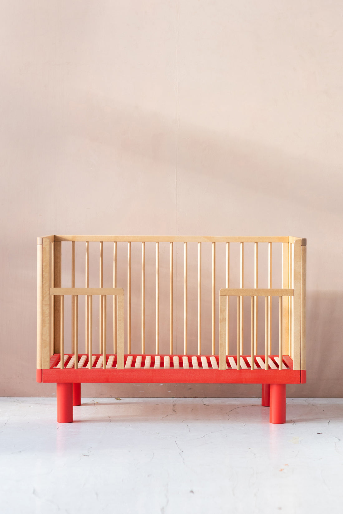 Nox cot in natural wood and red + conversion rail in natural wood and red