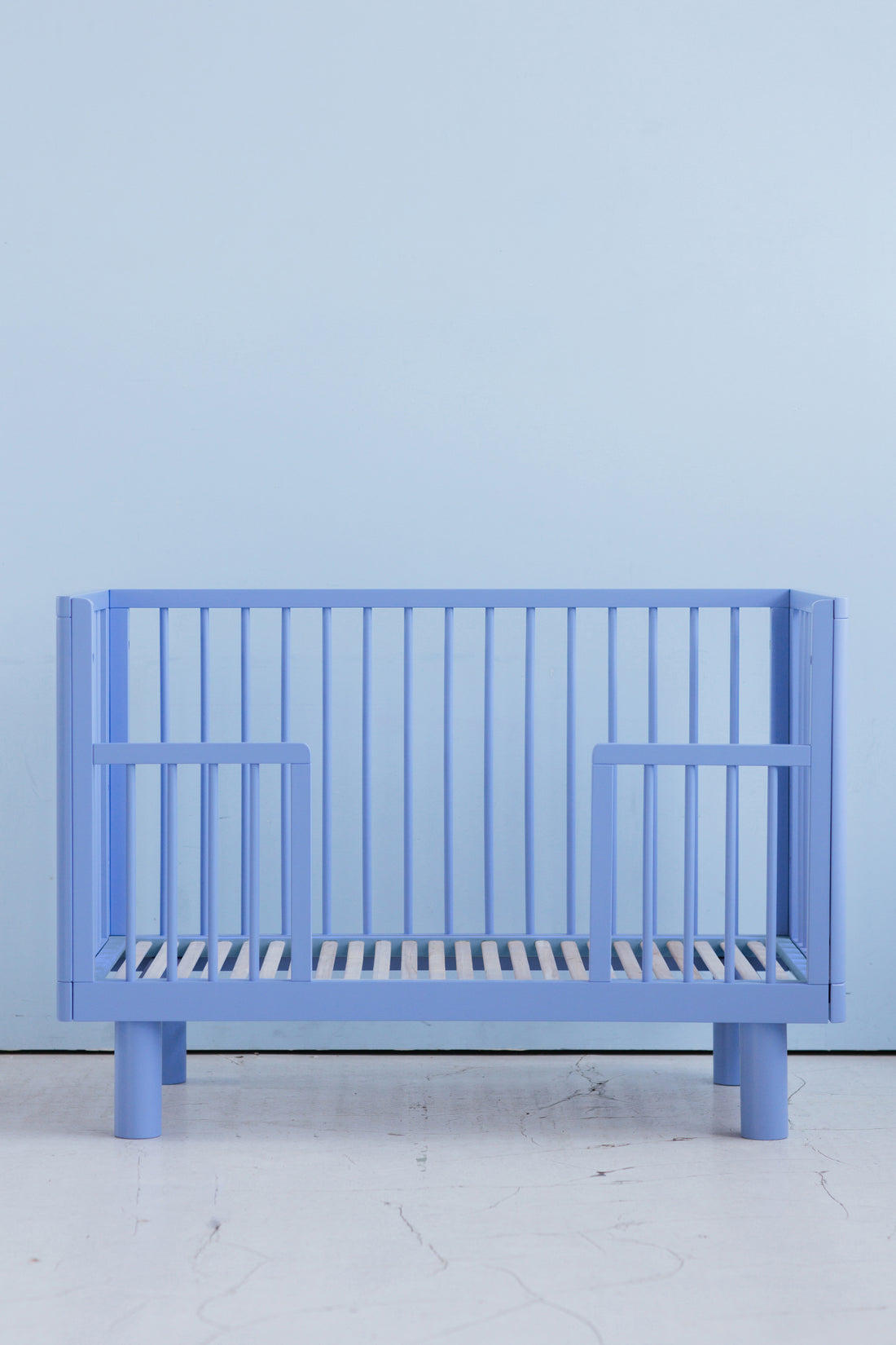 Nox cot in blue + conversion rail in blue