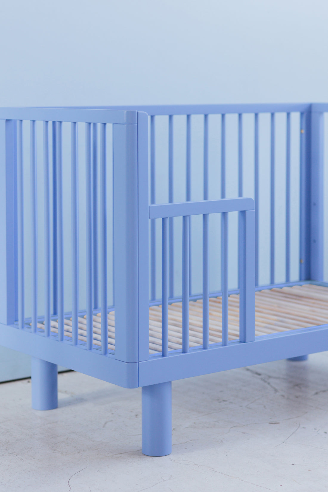 Nox cot in blue + conversion rail in blue