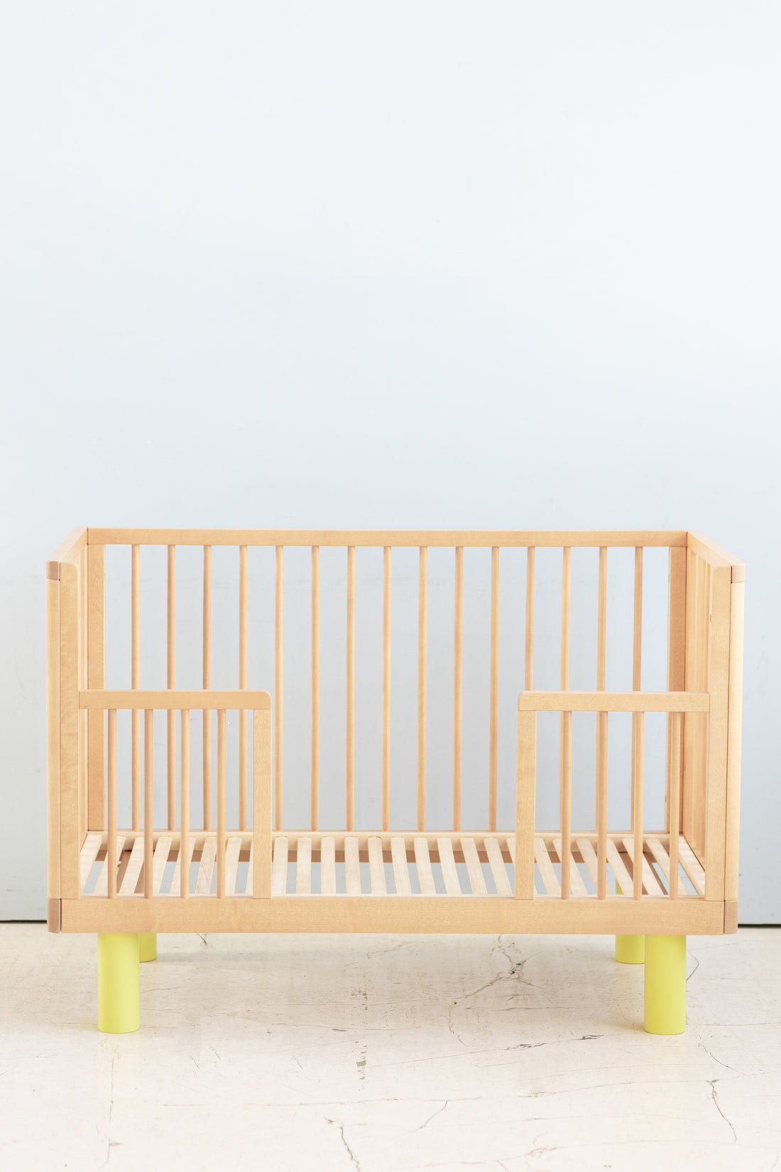 Nox cot in natural wood and yellow