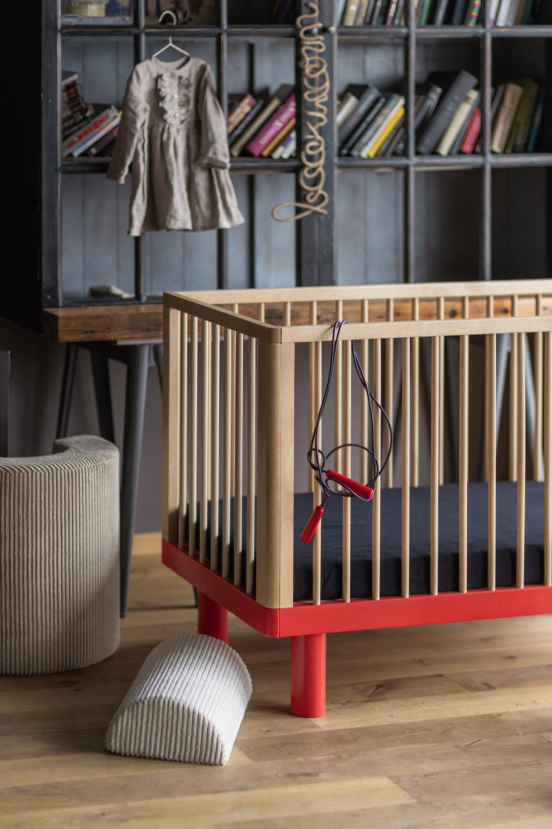 Nox cot in natural wood and red