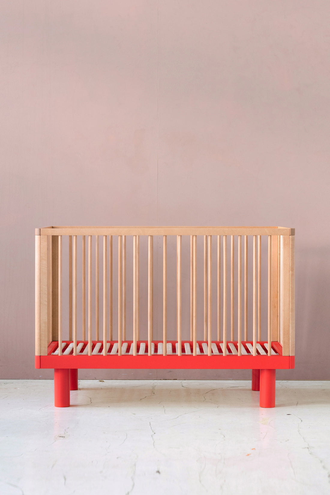 Nox cot in natural wood and red + conversion rail in natural wood and red