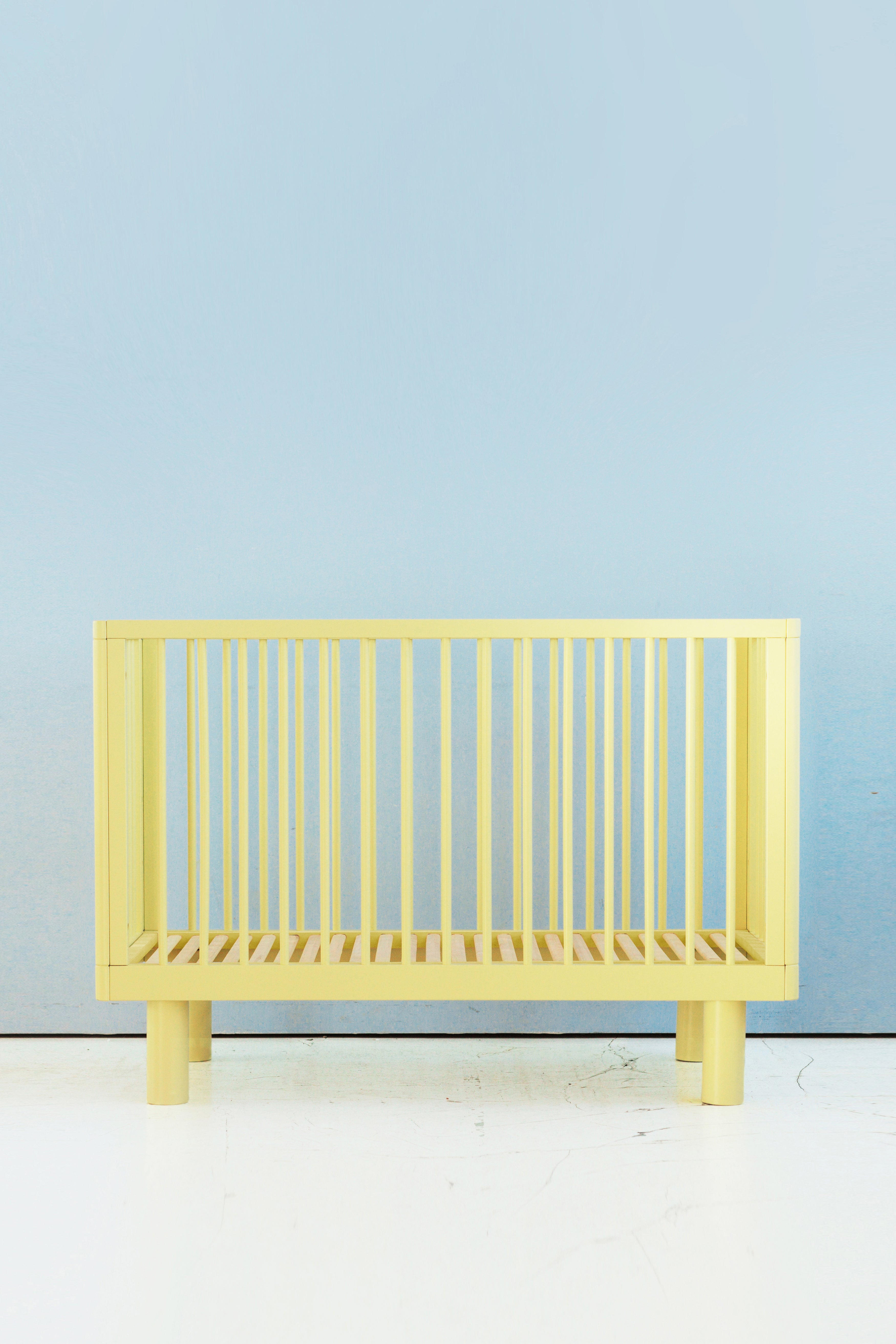 Colourful baby cots for little adventurers. – KARL & FRIC