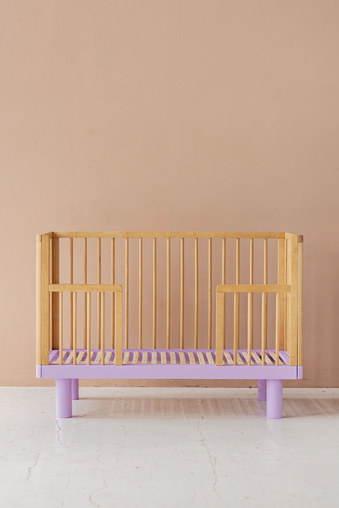 Nox cot in natural wood and lavender + conversion rail in natural wood and lavender