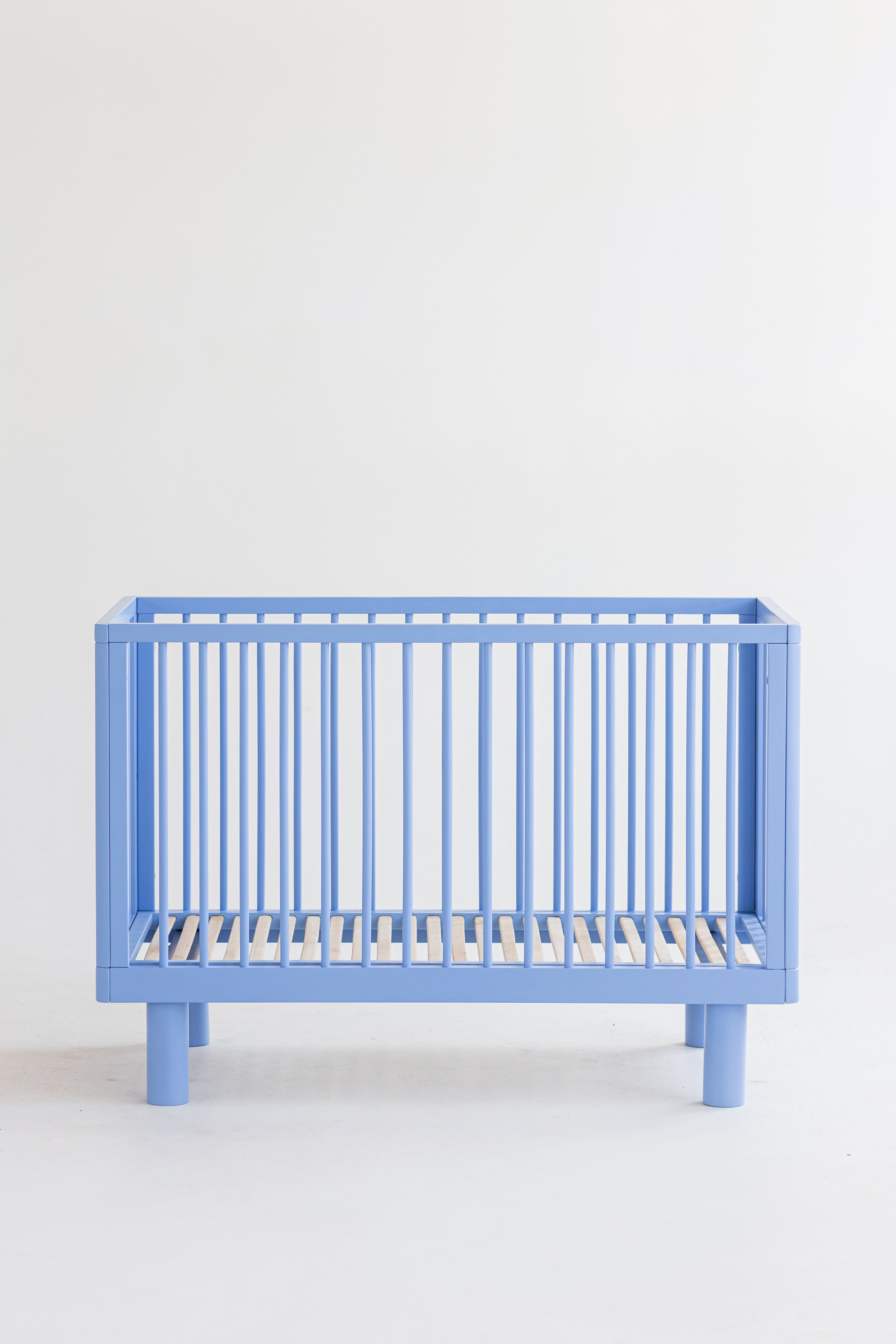 Colourful solid wood baby cots / KARL & FRIC