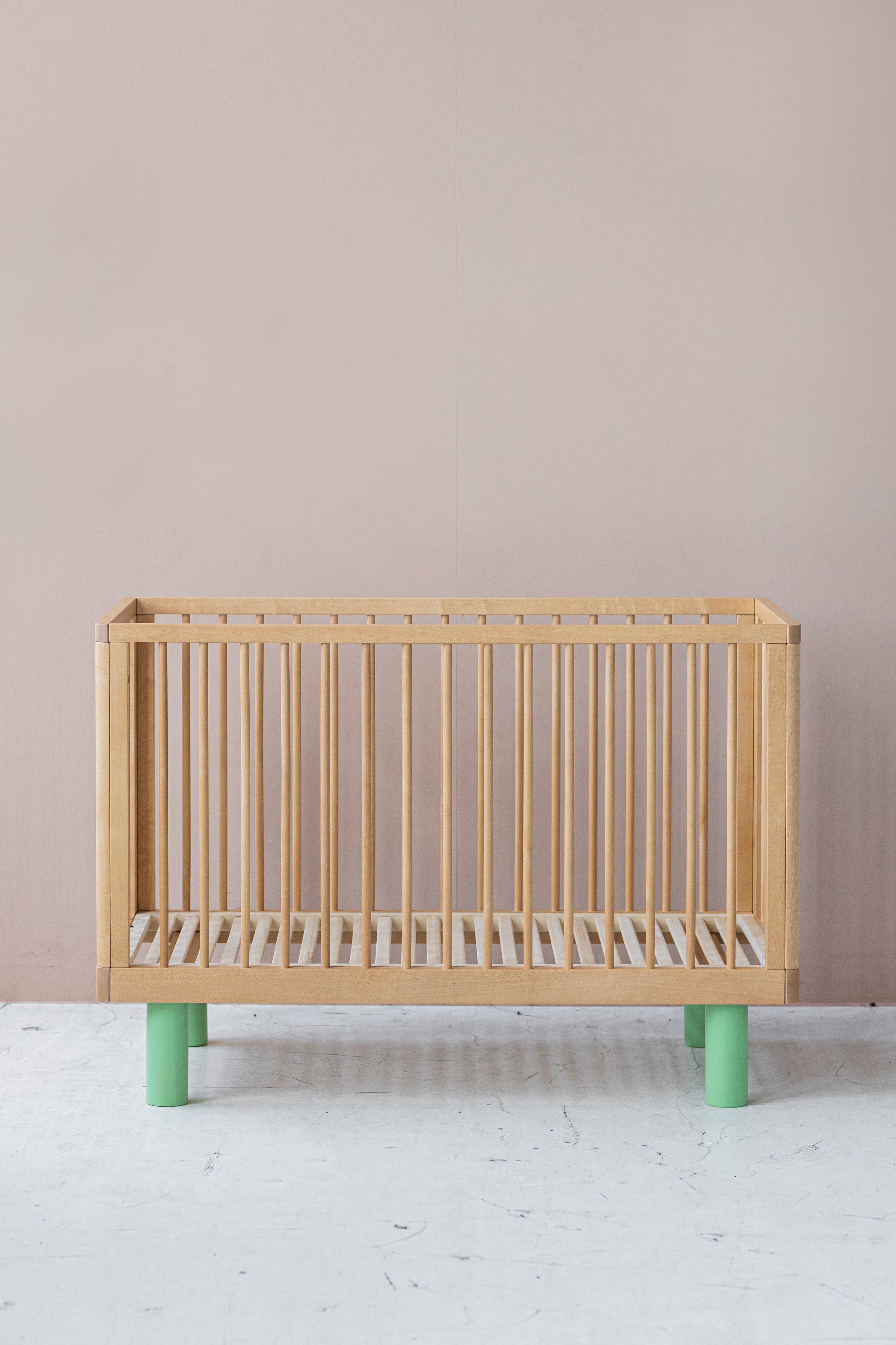 Colourful solid wood baby cots / KARL & FRIC
