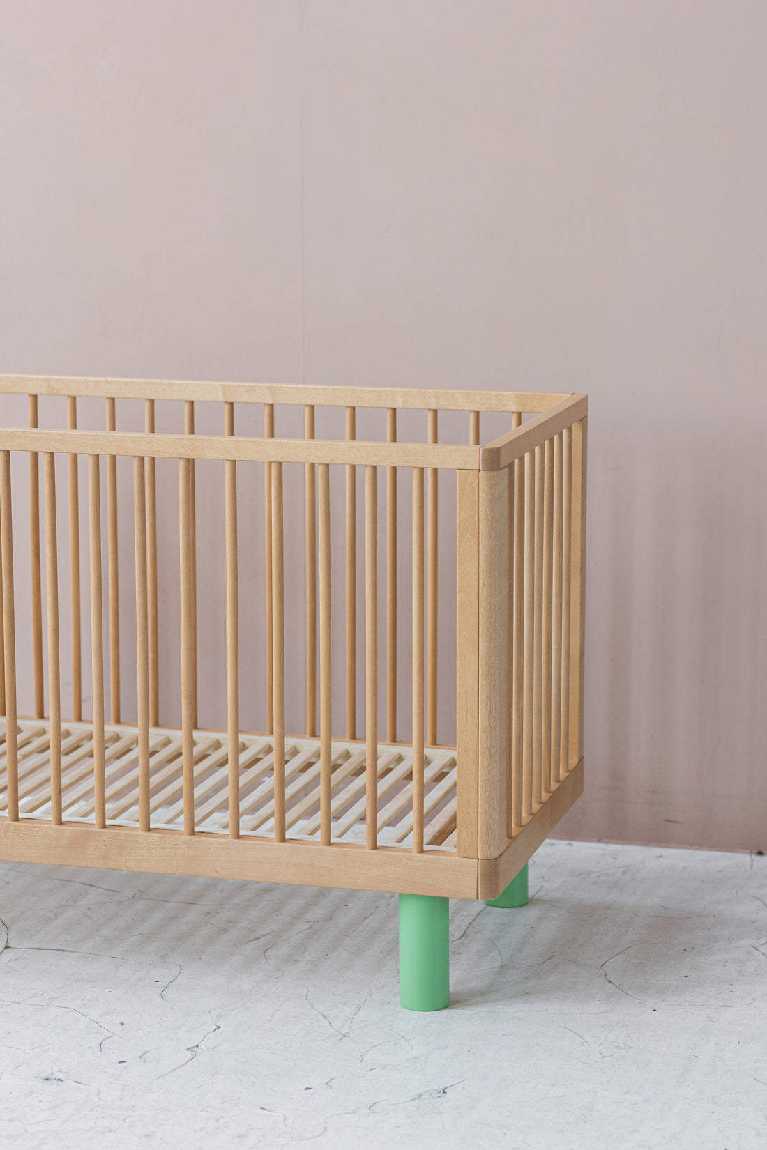 Nox cot in natural wood and green