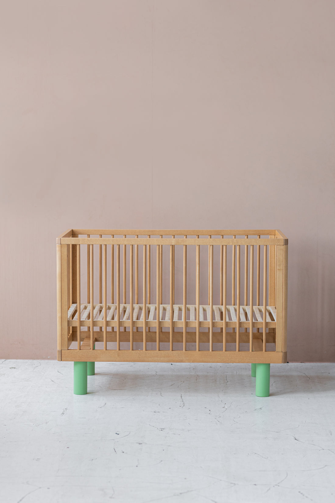 Nox cot in natural wood and green