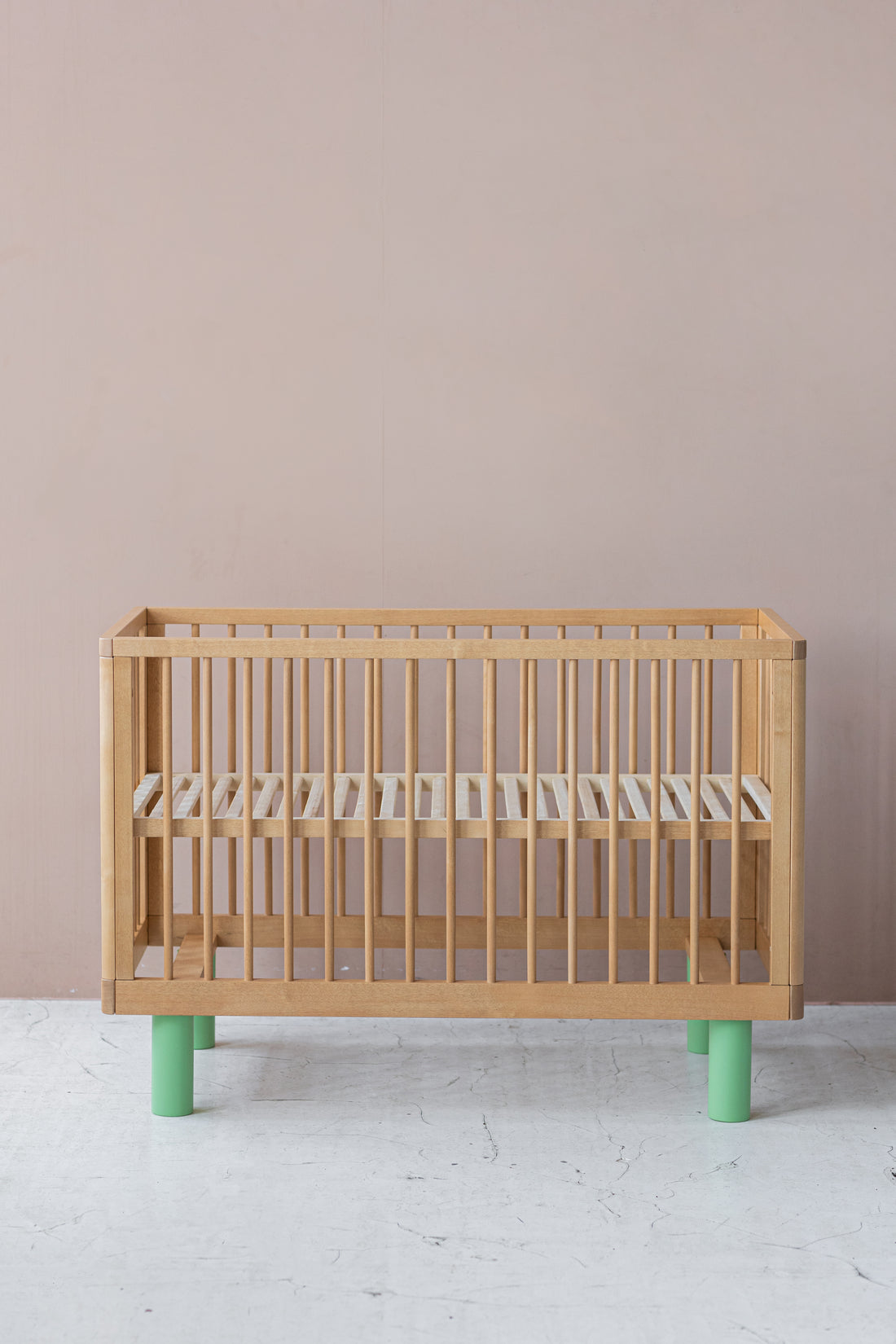 Nox cot in natural wood and green