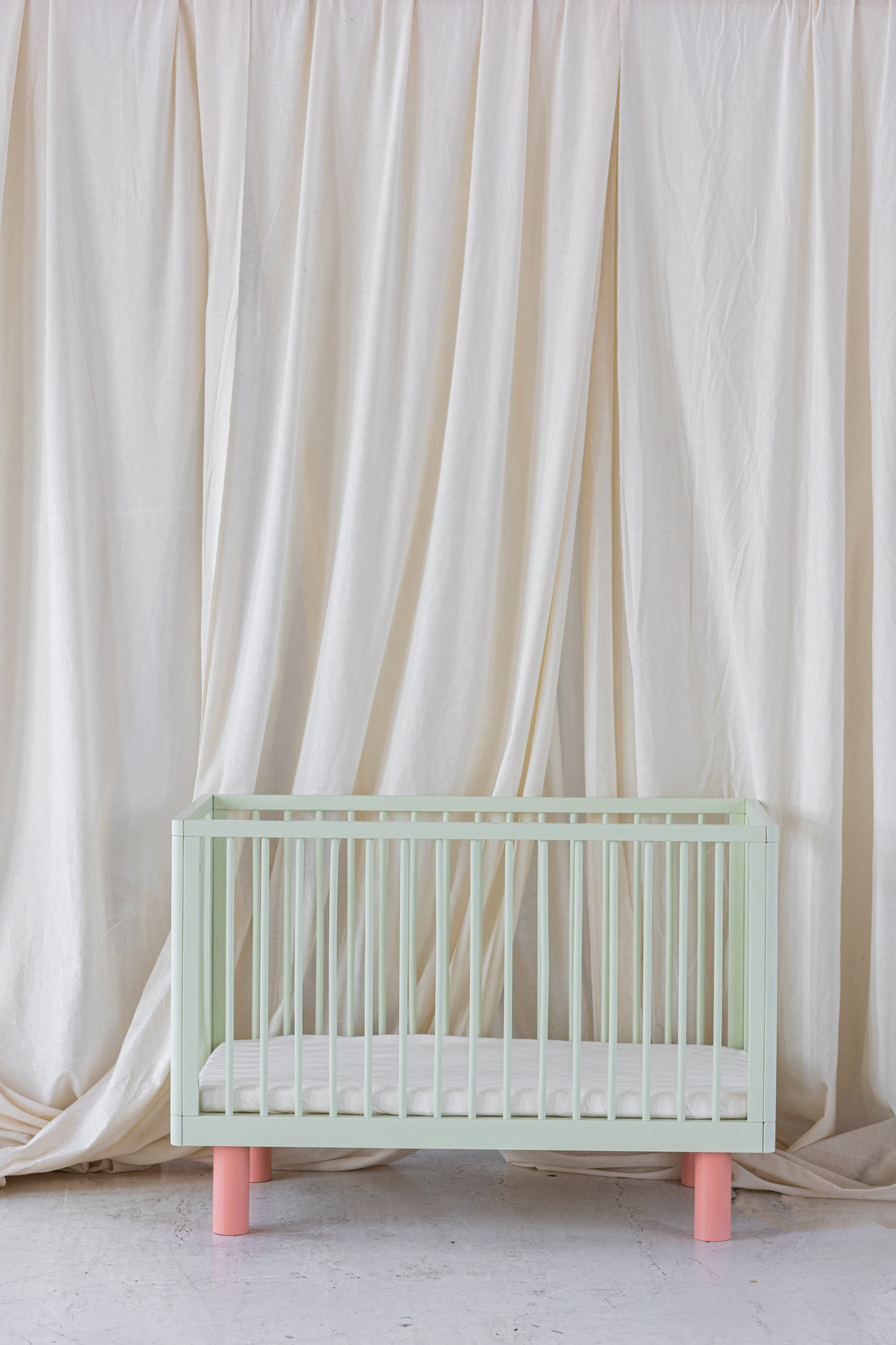 Nox cot in pistachio and pink