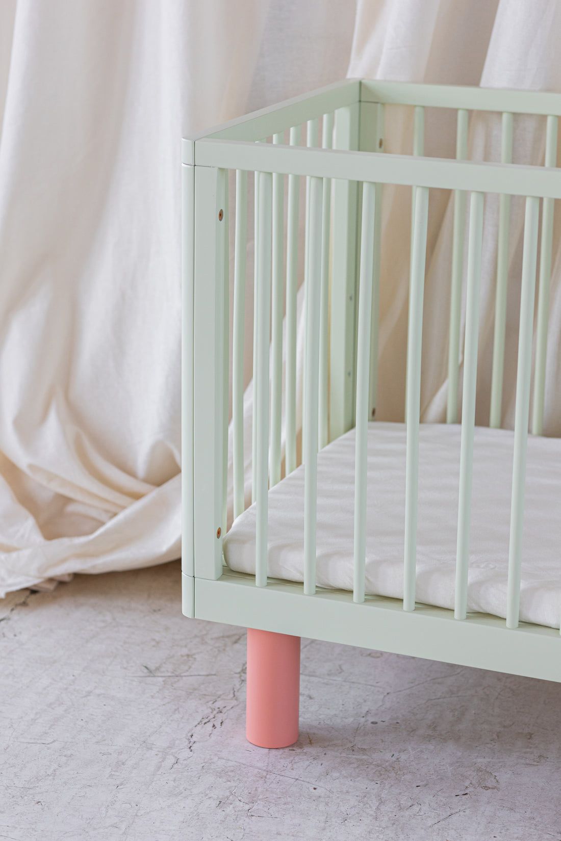 Nox cot in pistachio and pink