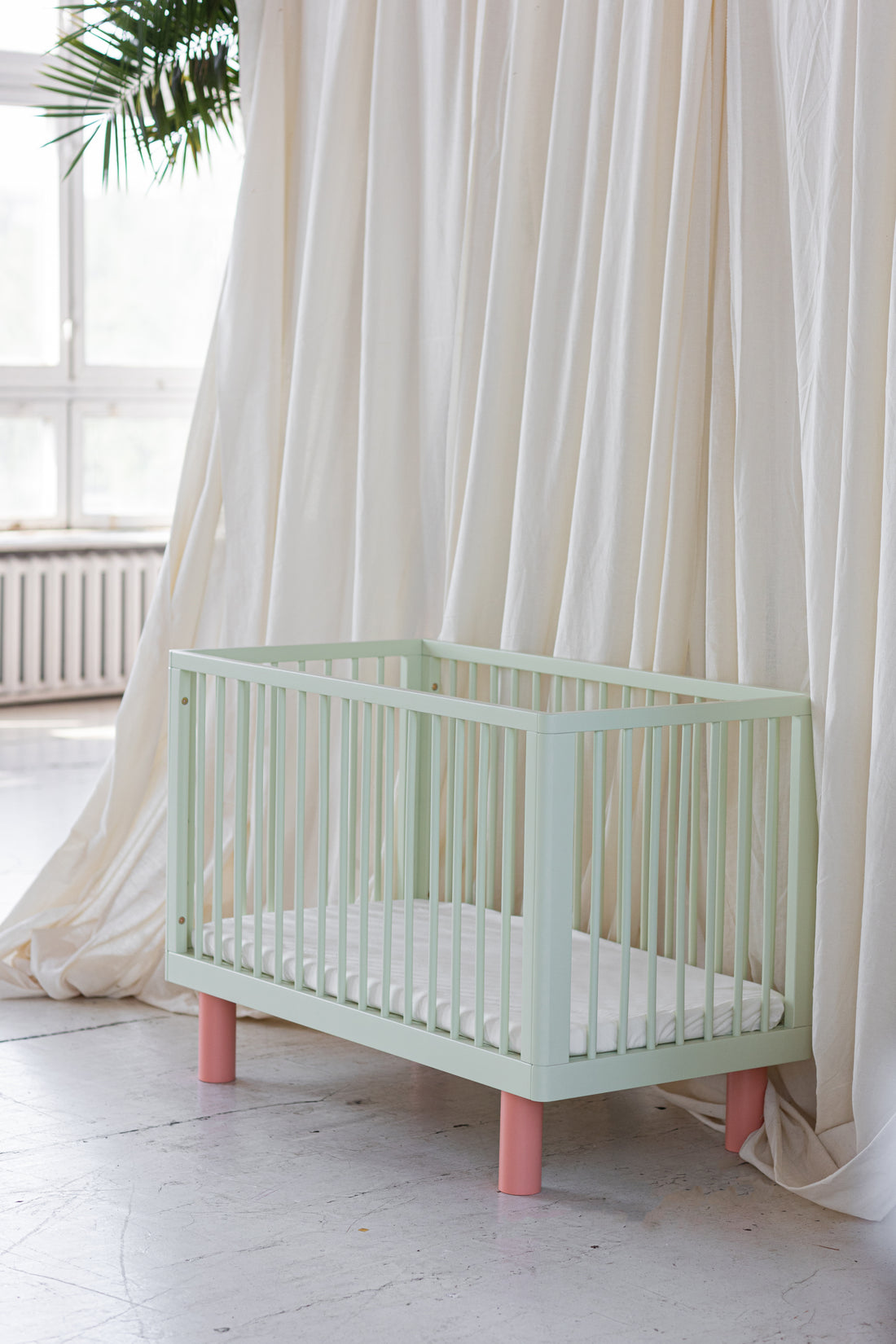 Nox cot in pistachio and pink