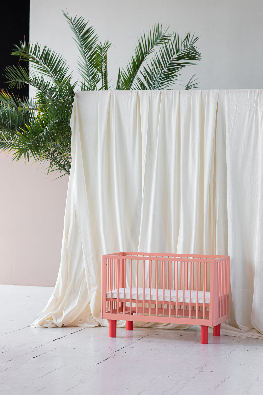 Nox cot in pink and red