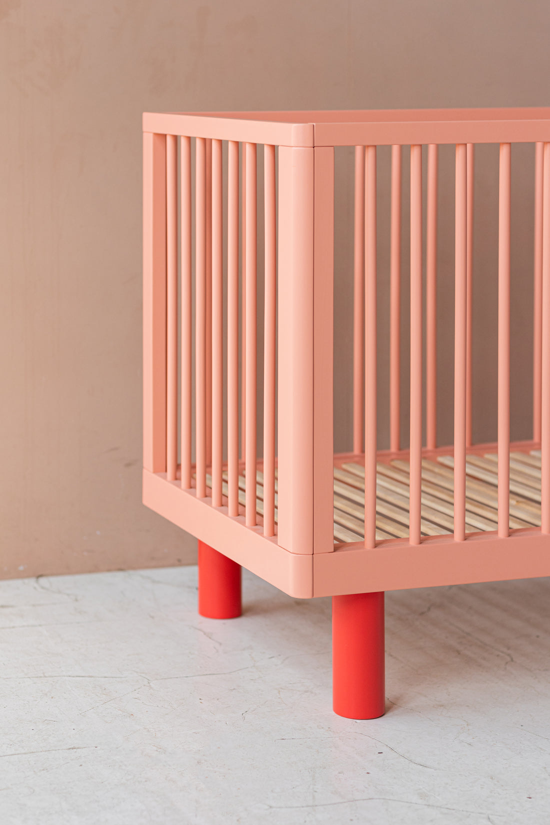 Nox cot in pink and red