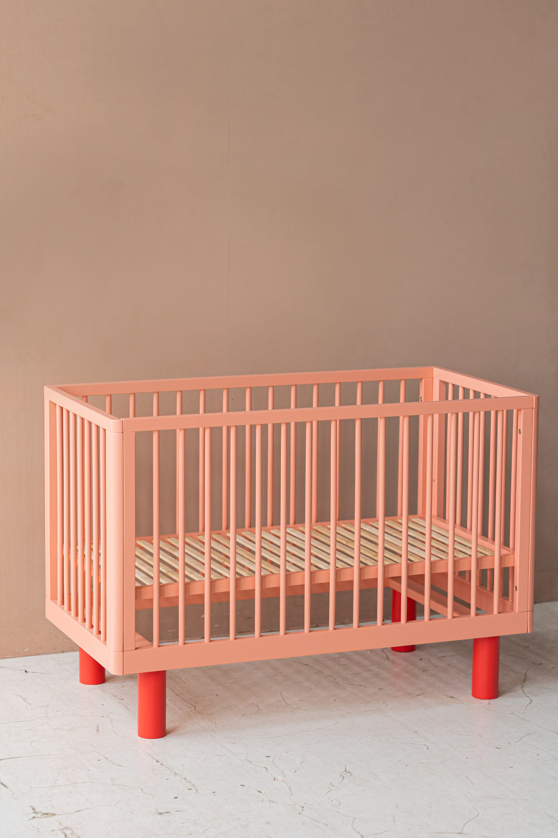 Nox cot in pink and red