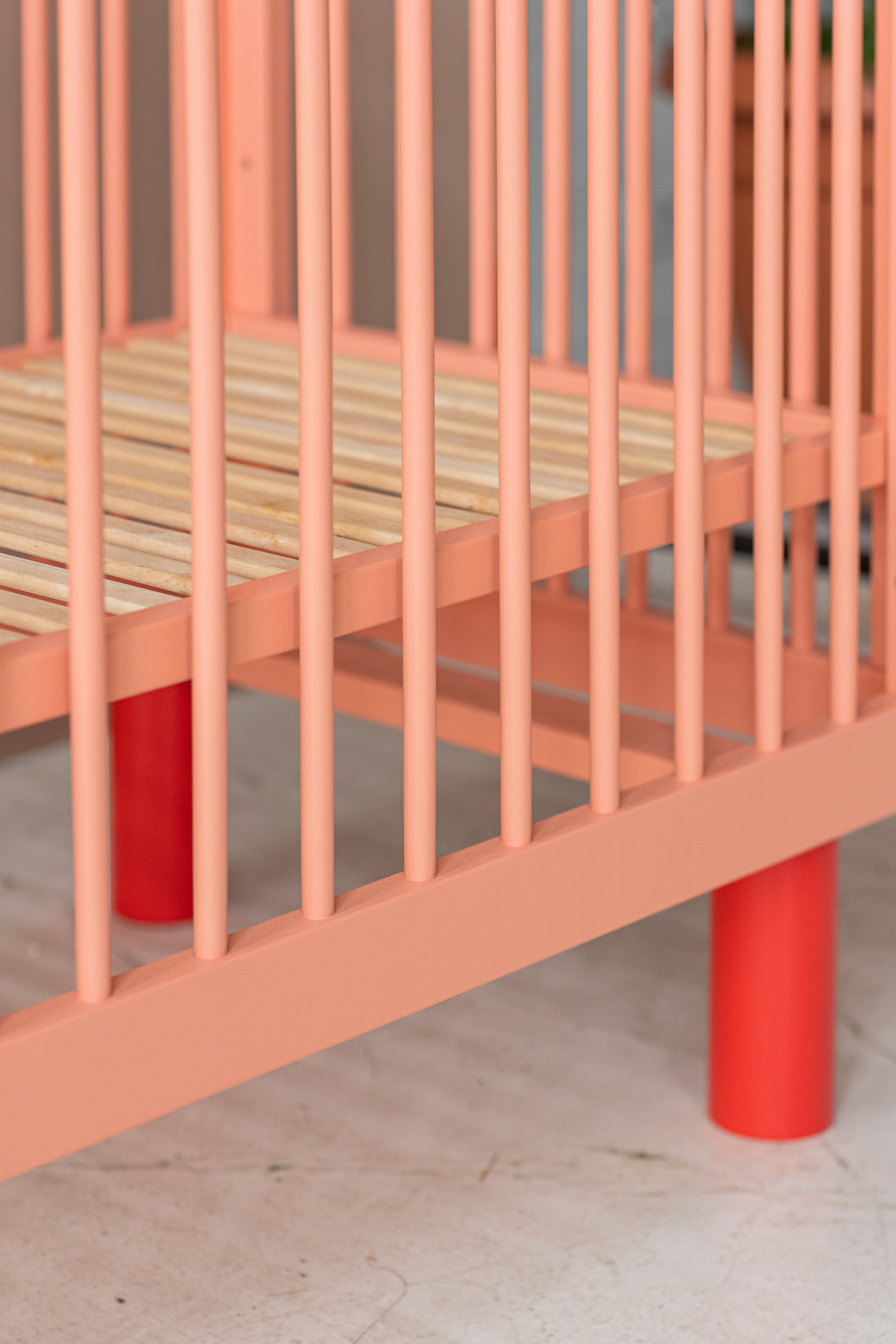 Nox cot in pink and red