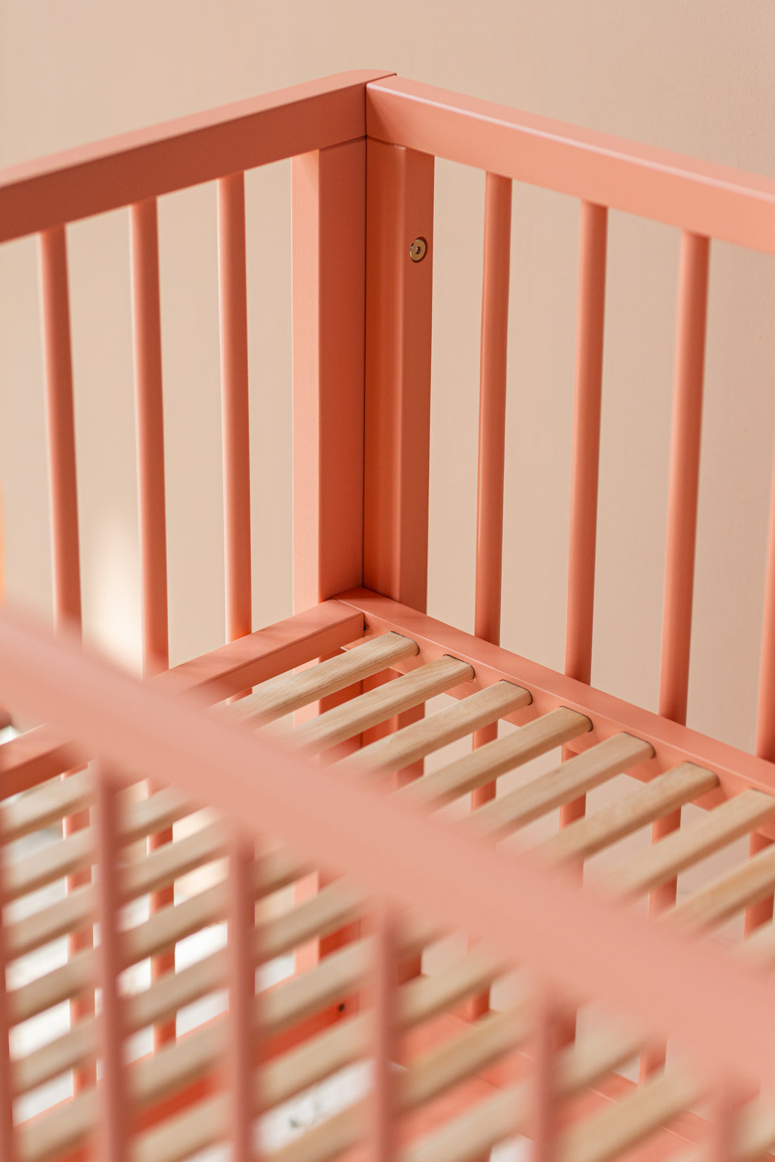 Nox cot in pink and red