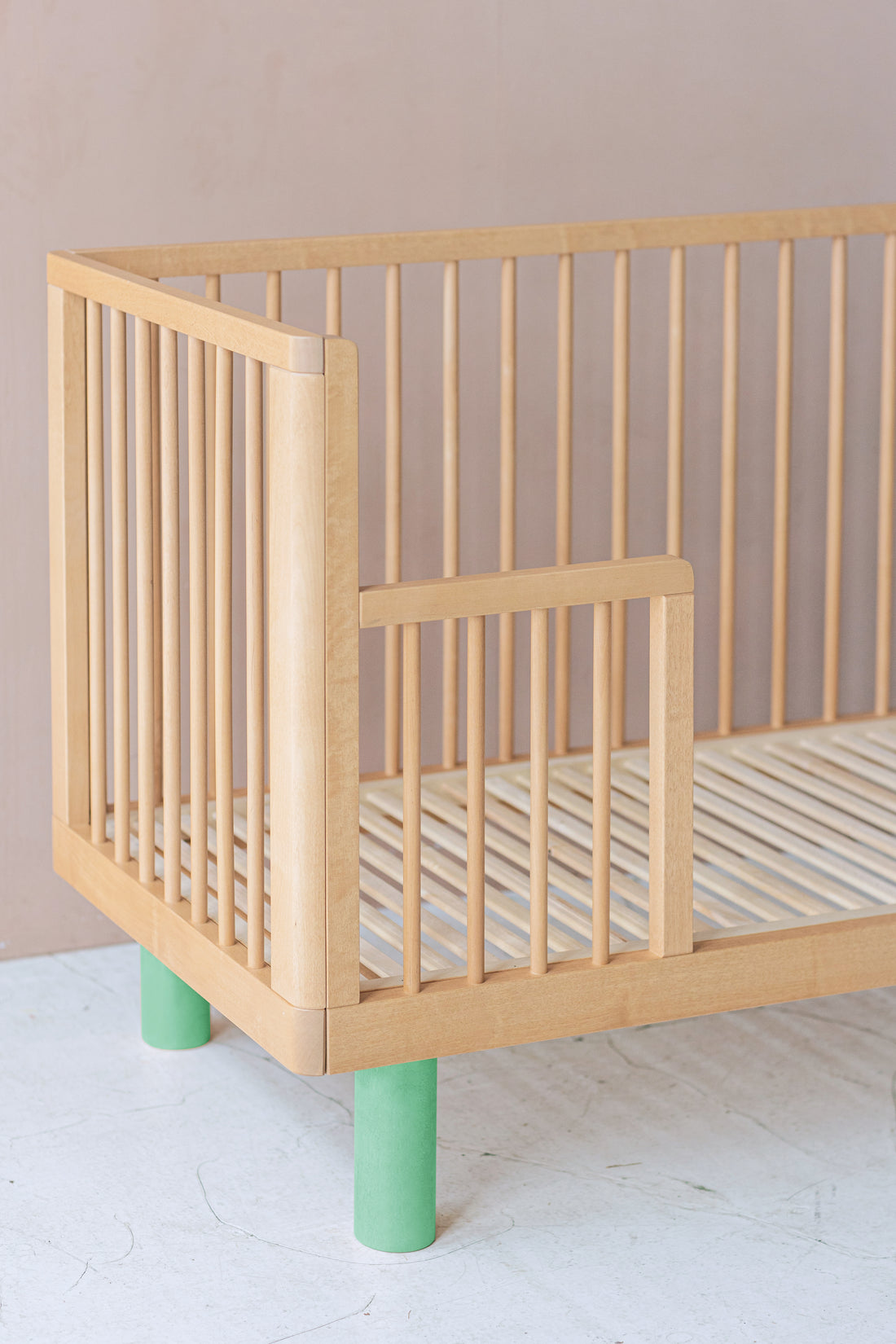 Nox cot in natural wood and green + conversion rail in natural wood / PRE - ORDER, shipping on or before 25th of October!