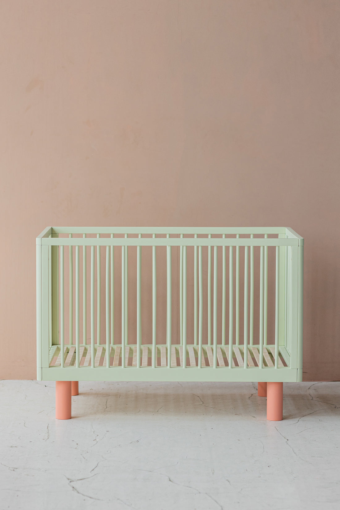 Nox cot in pistachio and pink + conversion rail in pistachio