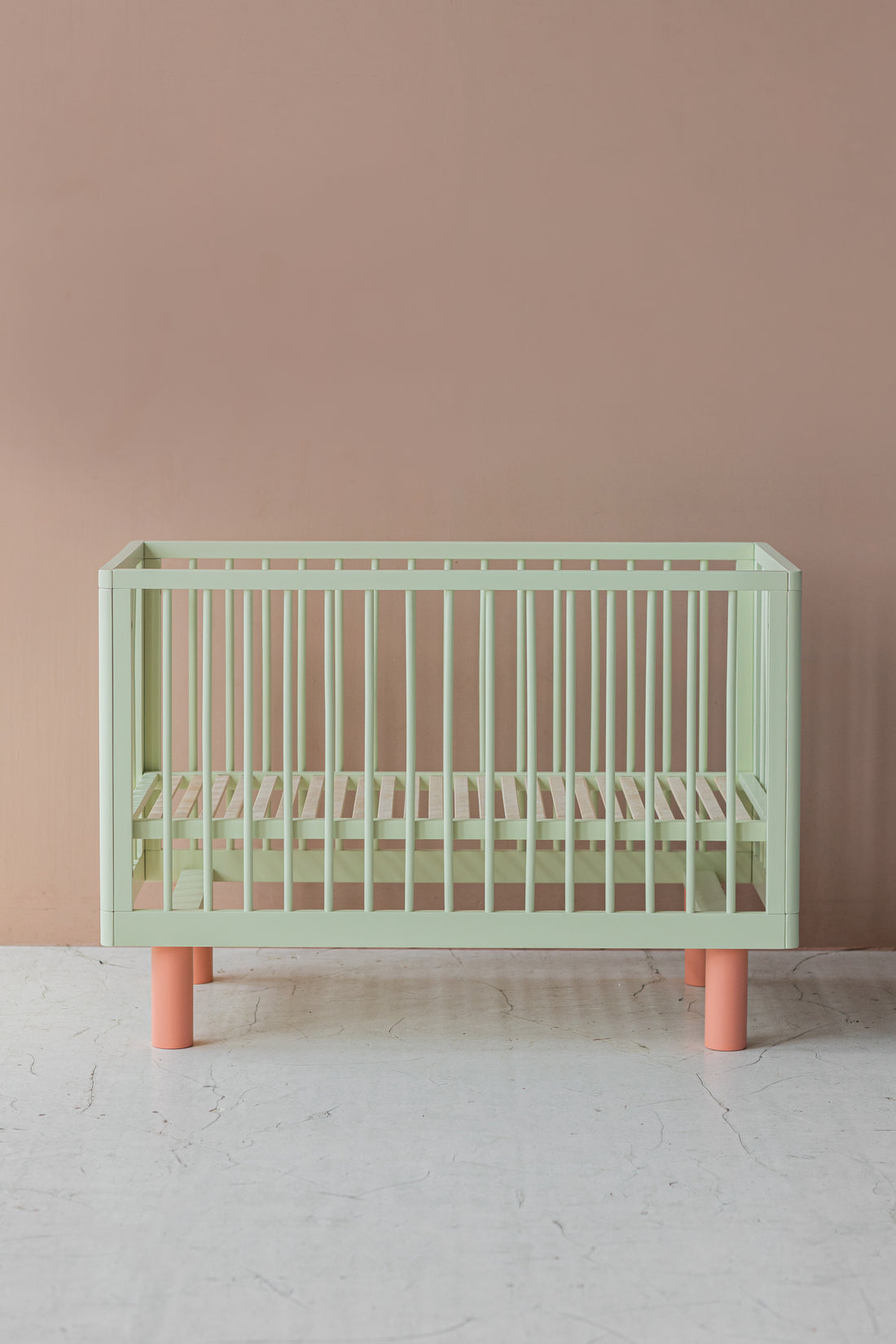 Nox cot in pistachio and pink