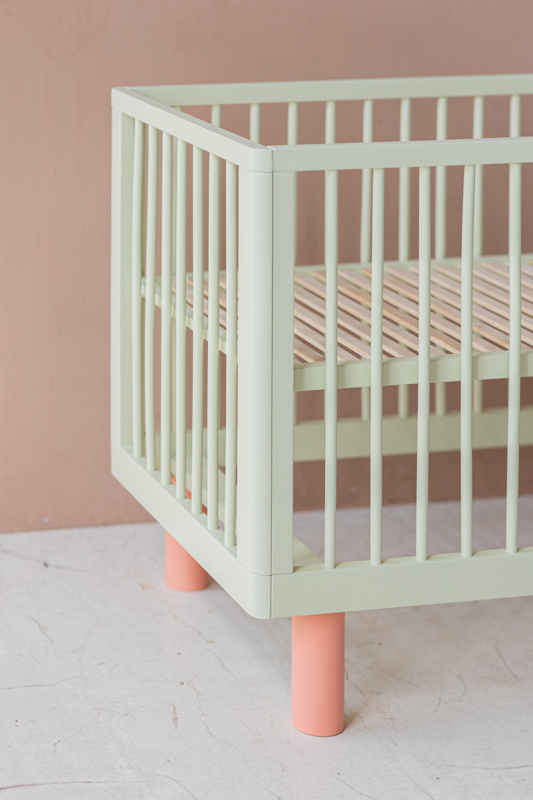 Nox cot in pistachio and pink