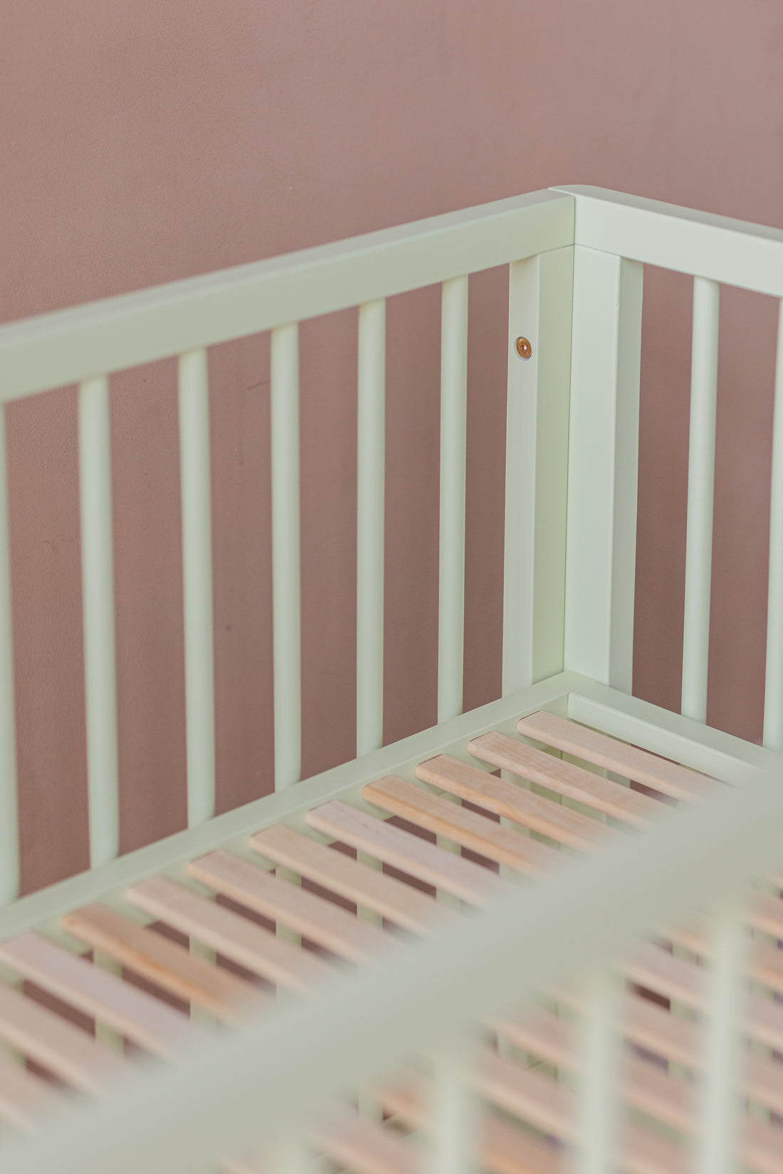 Nox cot in pistachio and pink