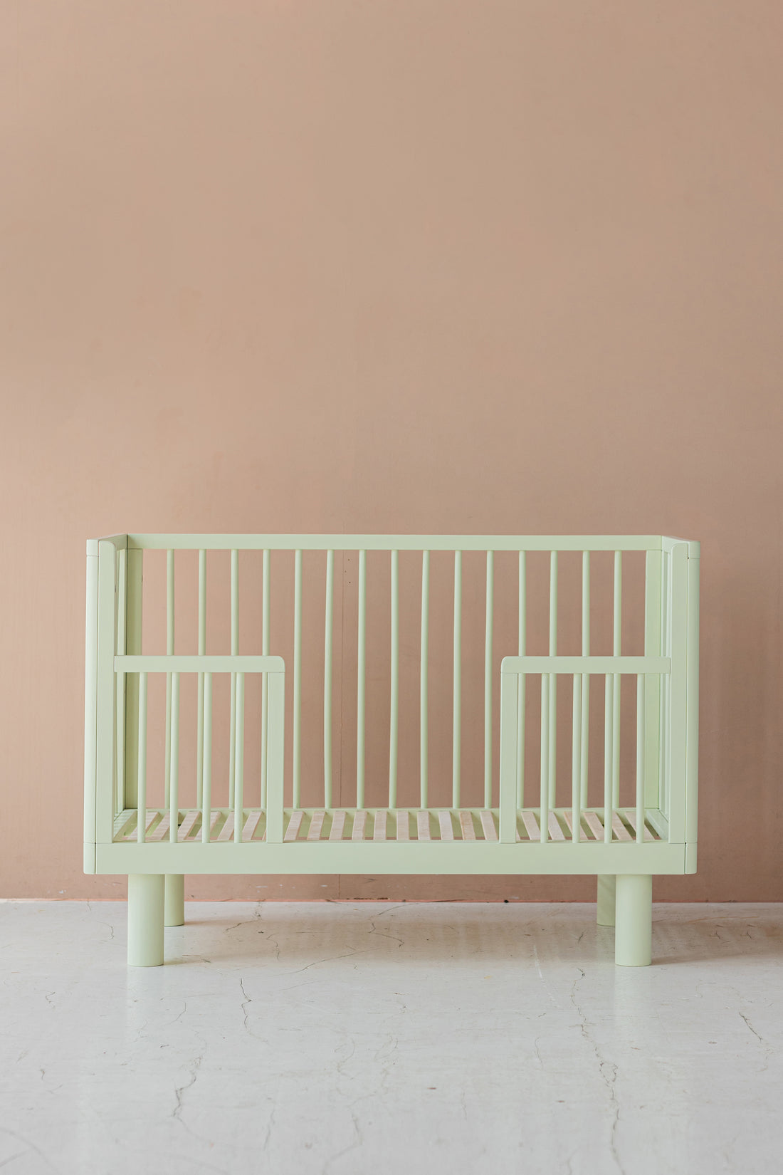 Nox cot in pistachio + conversion rail in pistachio