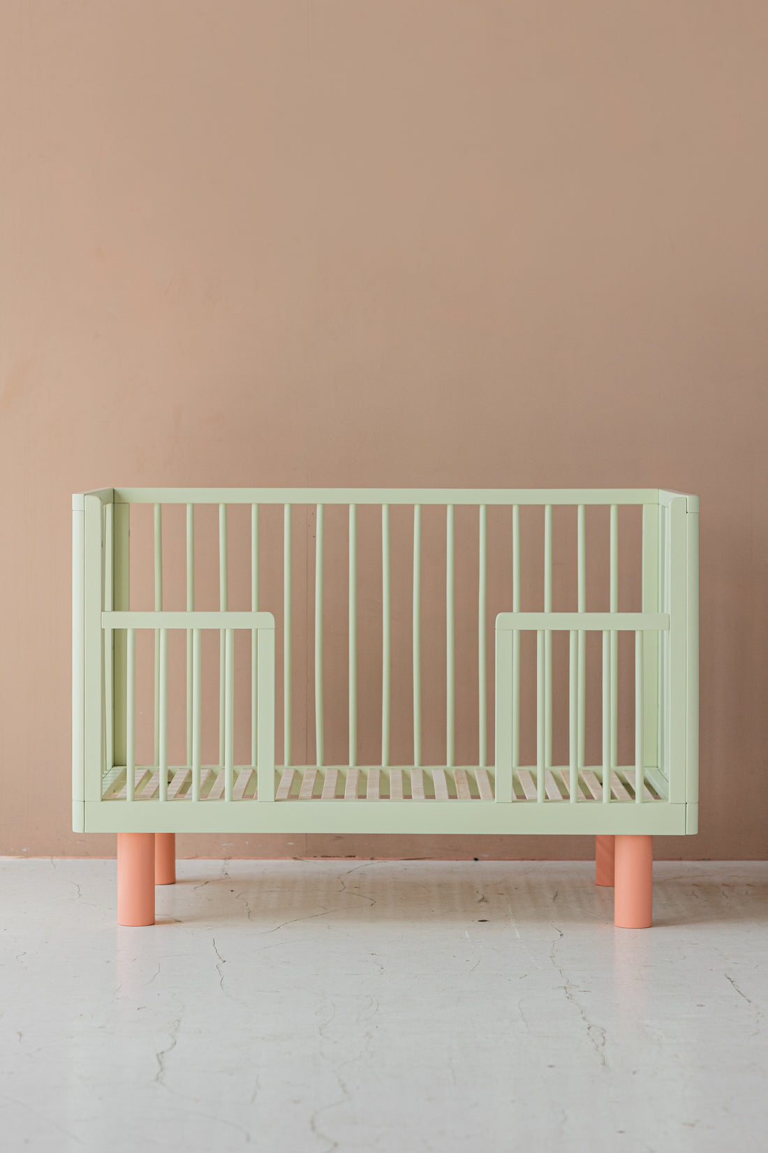 Nox cot in pistachio and pink